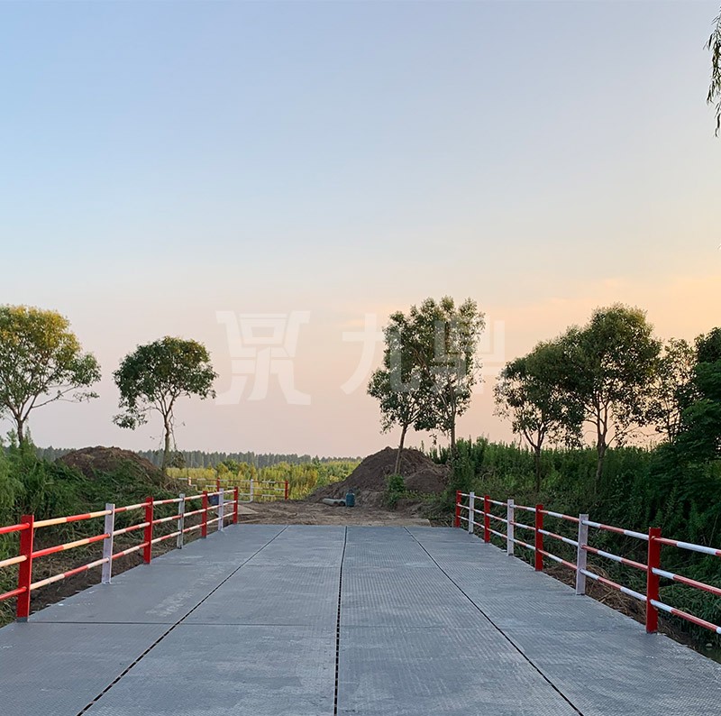 上海(hai)崇(chong)明區(qu)綜郃體(ti)市(shi)政配(pei)套工程建設(she)項目鋼(gang)便(bian)橋(qiao)
