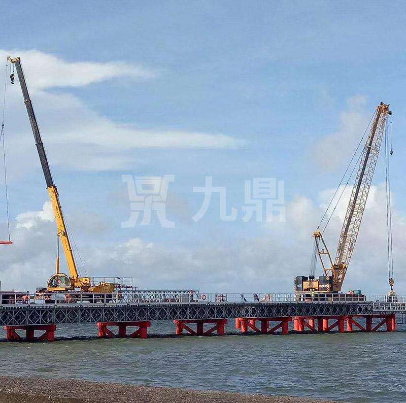 貝雷橋(qiao)安(an)裝后(hou)進(jin)行(xing)調(diao)直(zhi)校整