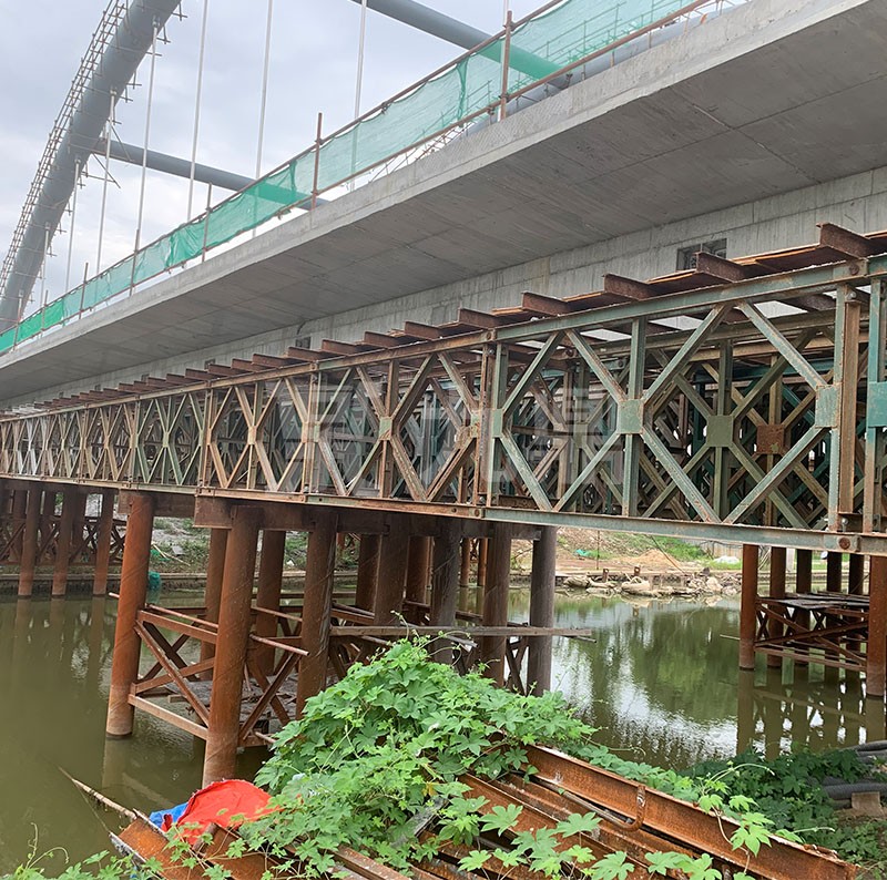 貝(bei)雷(lei)橋(qiao)連(lian)接頭推(tui)到(dao)底(di)部(bu)擰(ning)緊(jin)
