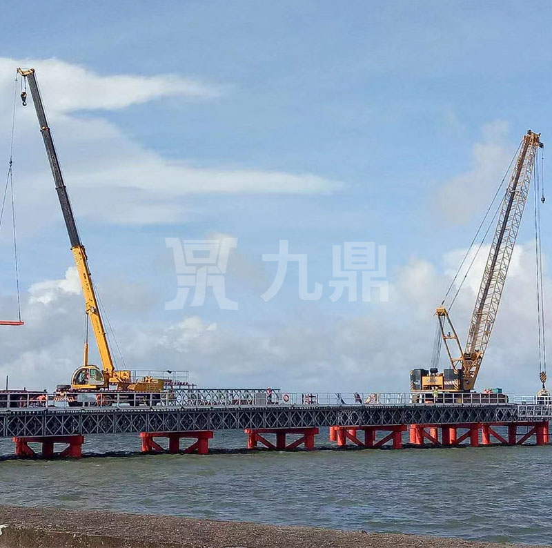 貝(bei)雷鋼橋(qiao)可進行(xing)現場(chang)拼(pin)裝